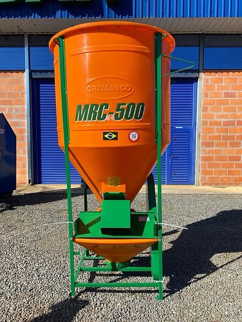 Misturador de ração novo Marca Cremasco modelo: MRC500 Plus capacidade de 500 KG