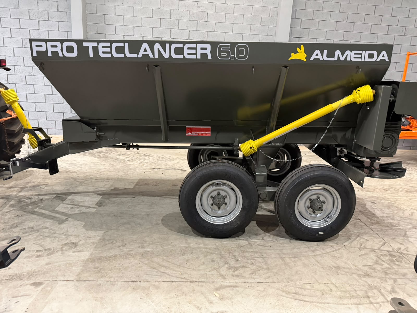 Distribuidor de Calcário, adubo, Fertilizantes e composto orgânico-Marca :Almeida/Pro Teclancer 6.0 para 6.000KG equipamento ( novo)