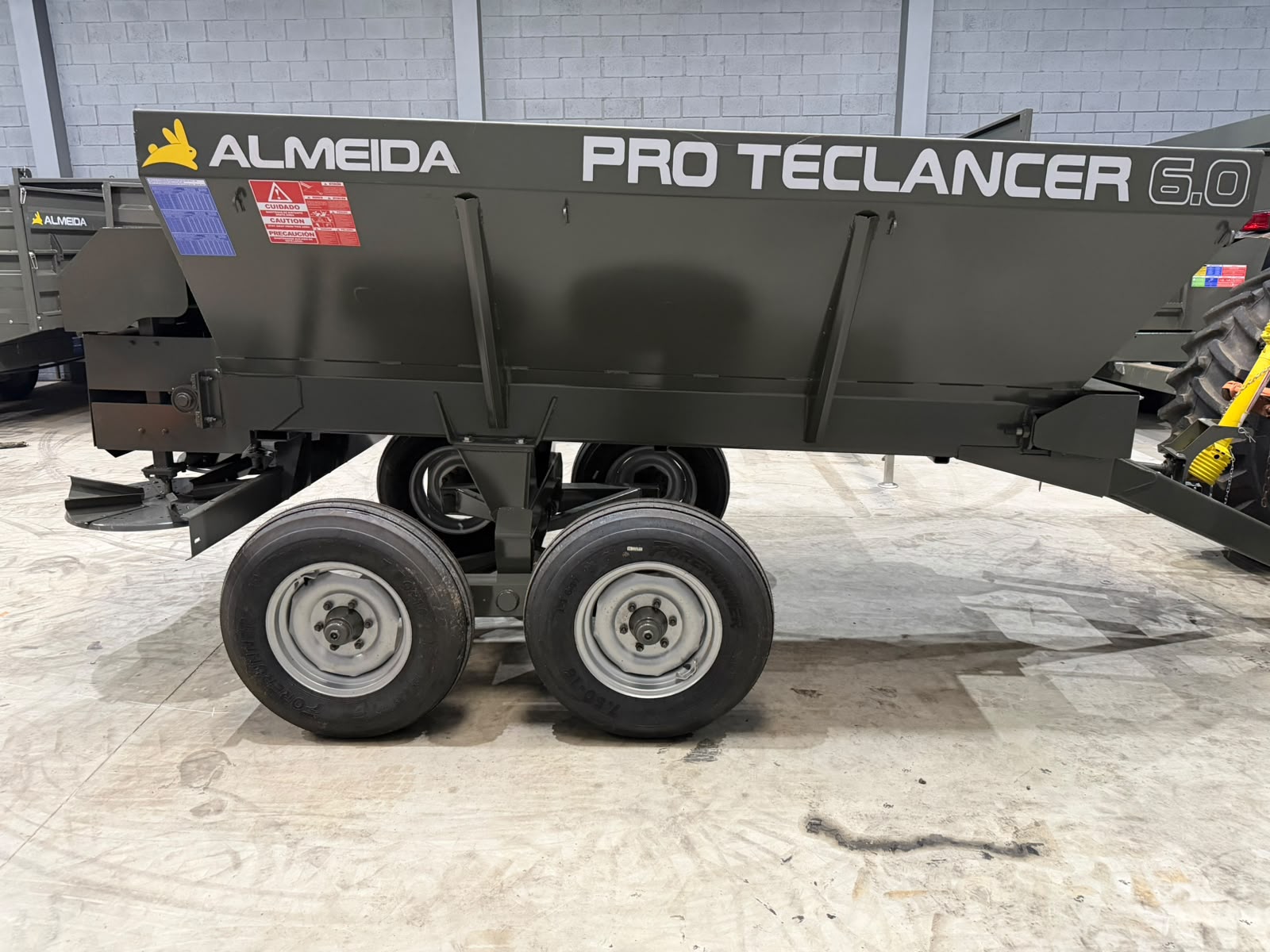 Distribuidor de Calcário, adubo, Fertilizantes e composto orgânico-Marca :Almeida/Pro Teclancer 6.0 para 6.000KG equipamento ( novo) - Imagem 10