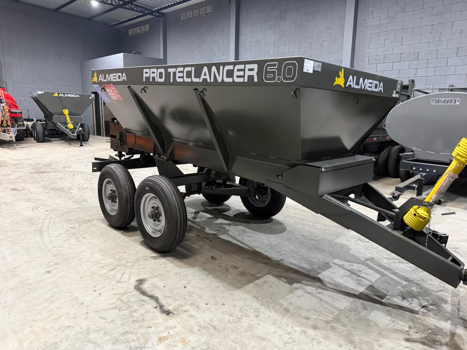 Distribuidor de Calcário, adubo, Fertilizantes e composto orgânico-Marca :Almeida/Pro Teclancer 6.0 para 6.000KG equipamento ( novo) - Imagem 11