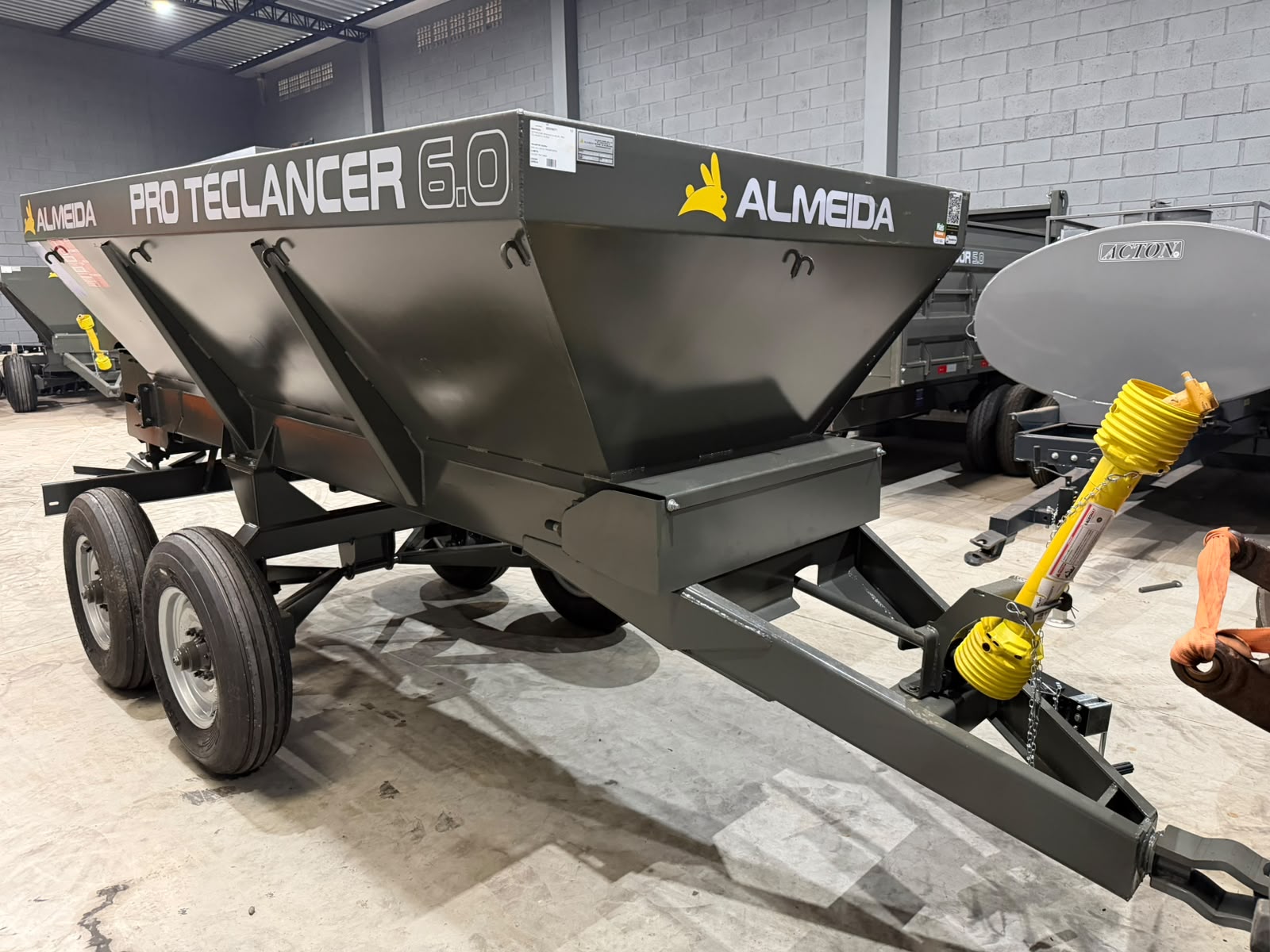 Distribuidor de Calcário, adubo, Fertilizantes e composto orgânico-Marca :Almeida/Pro Teclancer 6.0 para 6.000KG equipamento ( novo) - Imagem 12