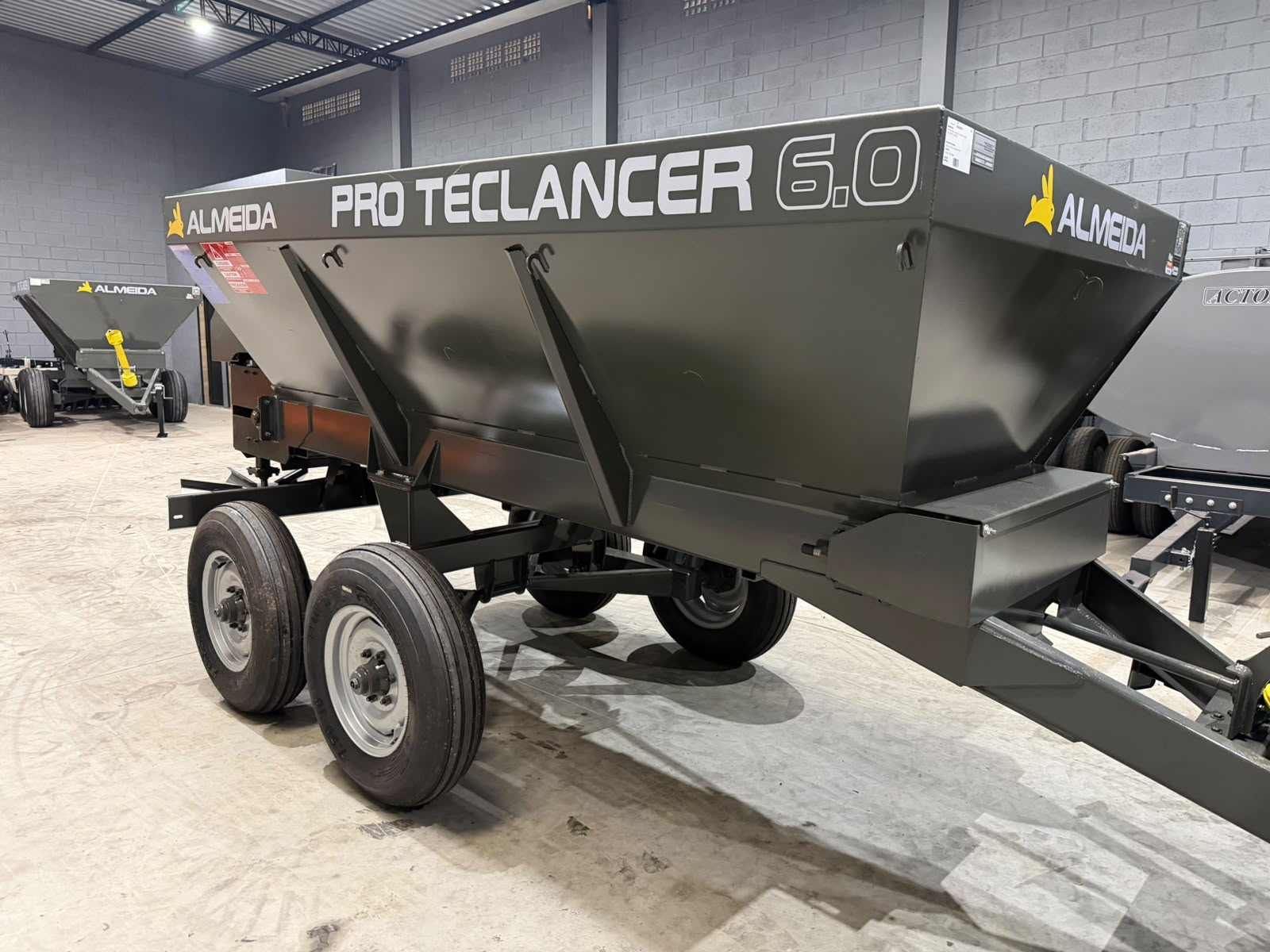 Distribuidor de Calcário, adubo, Fertilizantes e composto orgânico-Marca :Almeida/Pro Teclancer 6.0 para 6.000KG equipamento ( novo) - Imagem 13