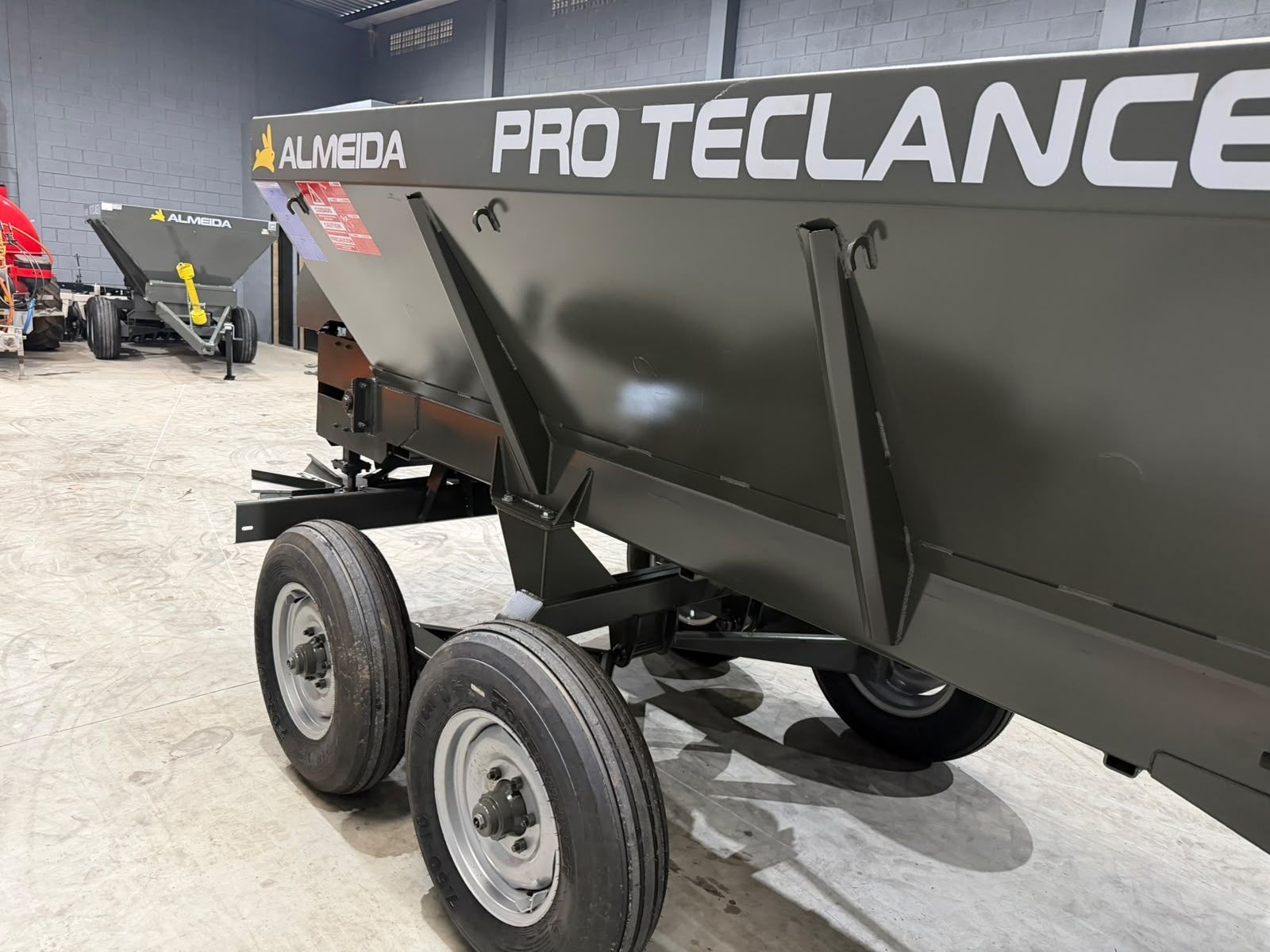 Distribuidor de Calcário, adubo, Fertilizantes e composto orgânico-Marca :Almeida/Pro Teclancer 6.0 para 6.000KG equipamento ( novo) - Imagem 14