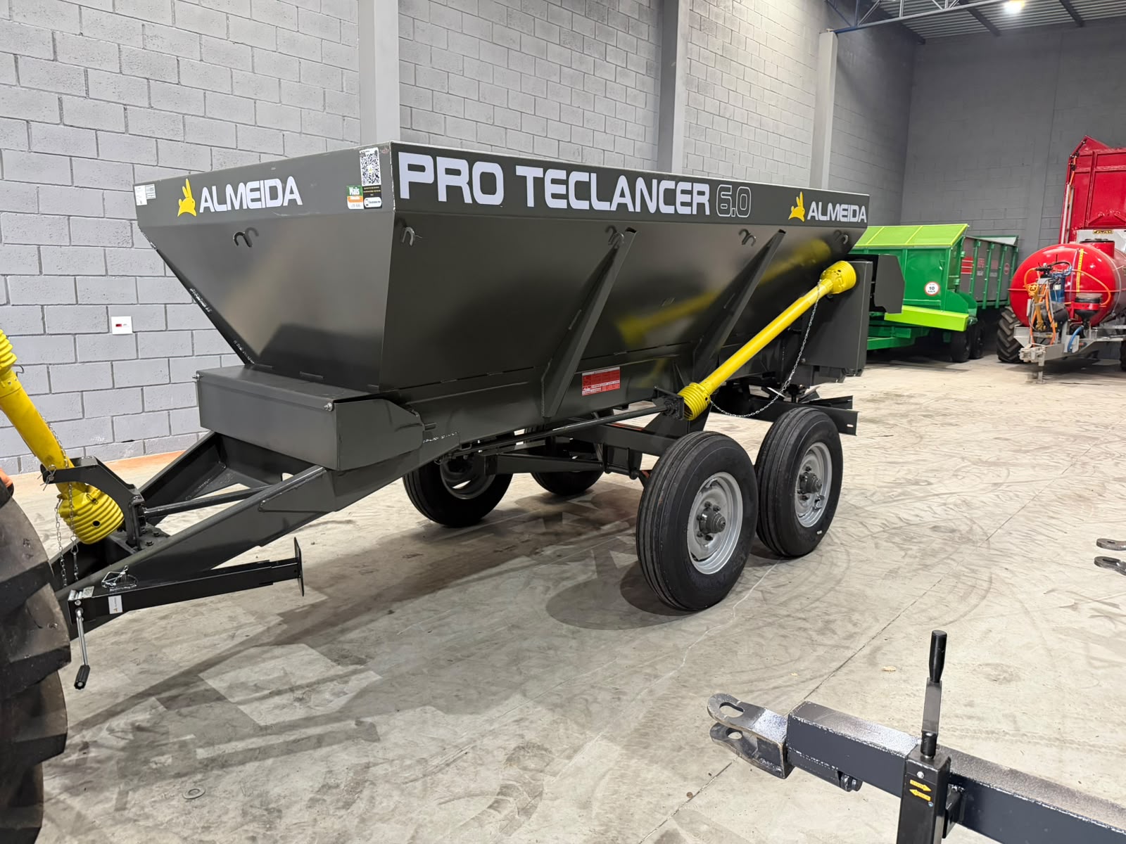 Distribuidor de Calcário, adubo, Fertilizantes e composto orgânico-Marca :Almeida/Pro Teclancer 6.0 para 6.000KG equipamento ( novo) - Imagem 2
