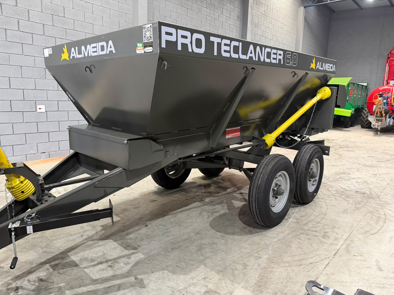 Distribuidor de Calcário, adubo, Fertilizantes e composto orgânico-Marca :Almeida/Pro Teclancer 6.0 para 6.000KG equipamento ( novo) - Imagem 3