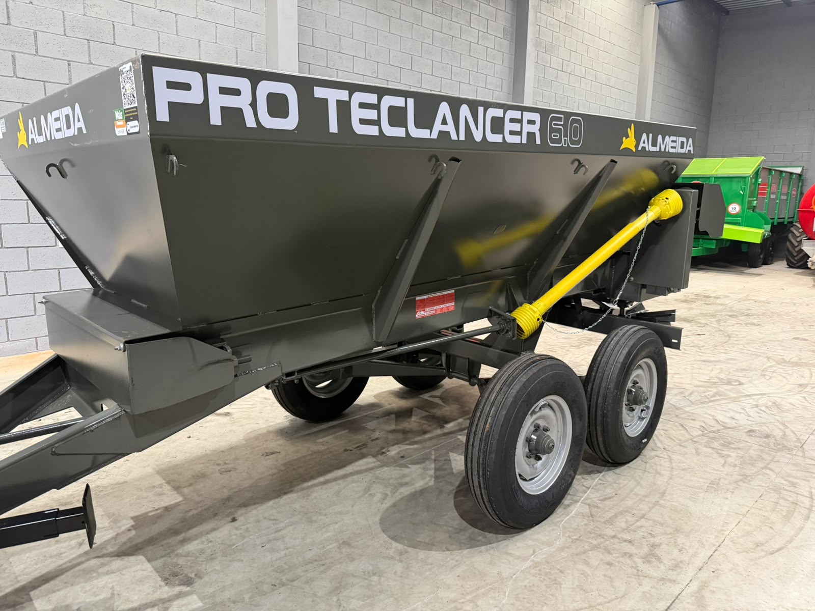 Distribuidor de Calcário, adubo, Fertilizantes e composto orgânico-Marca :Almeida/Pro Teclancer 6.0 para 6.000KG equipamento ( novo) - Imagem 4