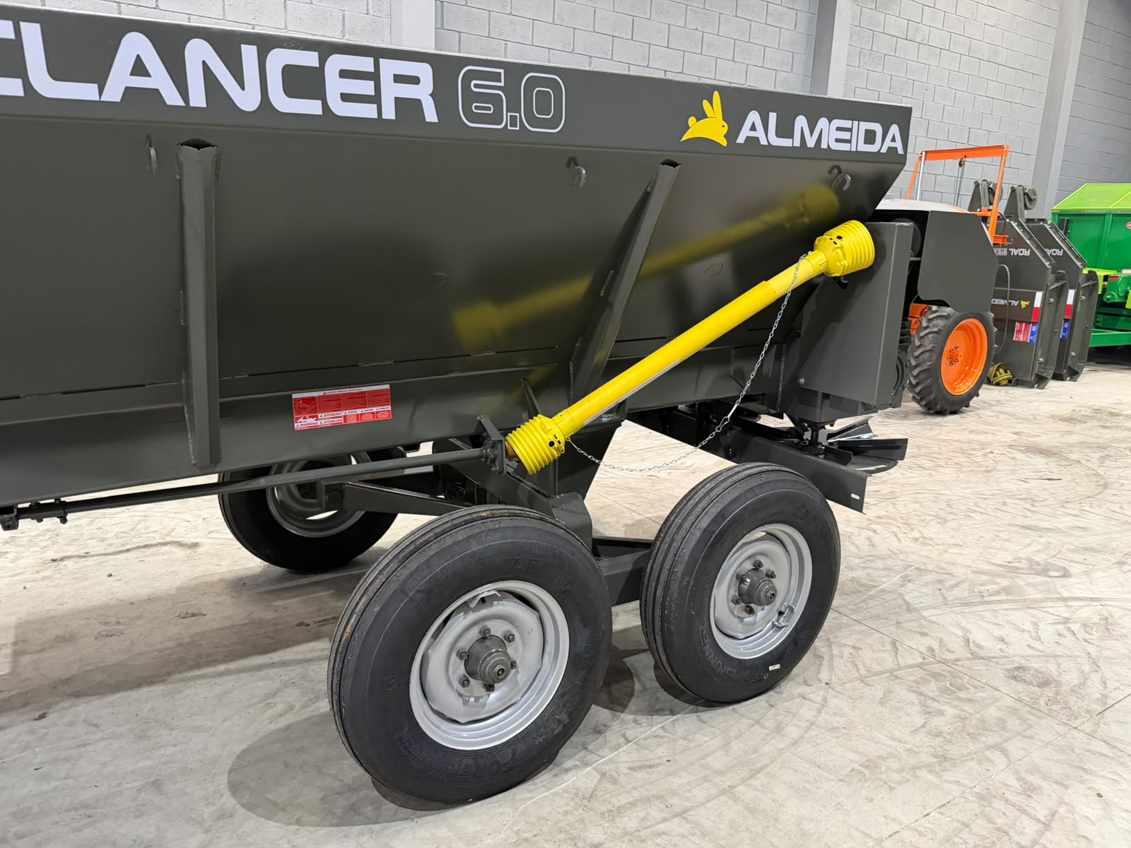 Distribuidor de Calcário, adubo, Fertilizantes e composto orgânico-Marca :Almeida/Pro Teclancer 6.0 para 6.000KG equipamento ( novo) - Imagem 6