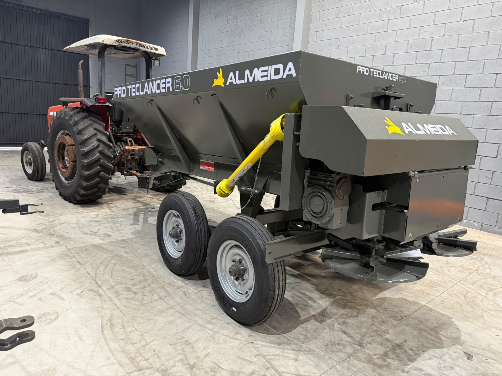 Distribuidor de Calcário, adubo, Fertilizantes e composto orgânico-Marca :Almeida/Pro Teclancer 6.0 para 6.000KG equipamento ( novo) - Imagem 7