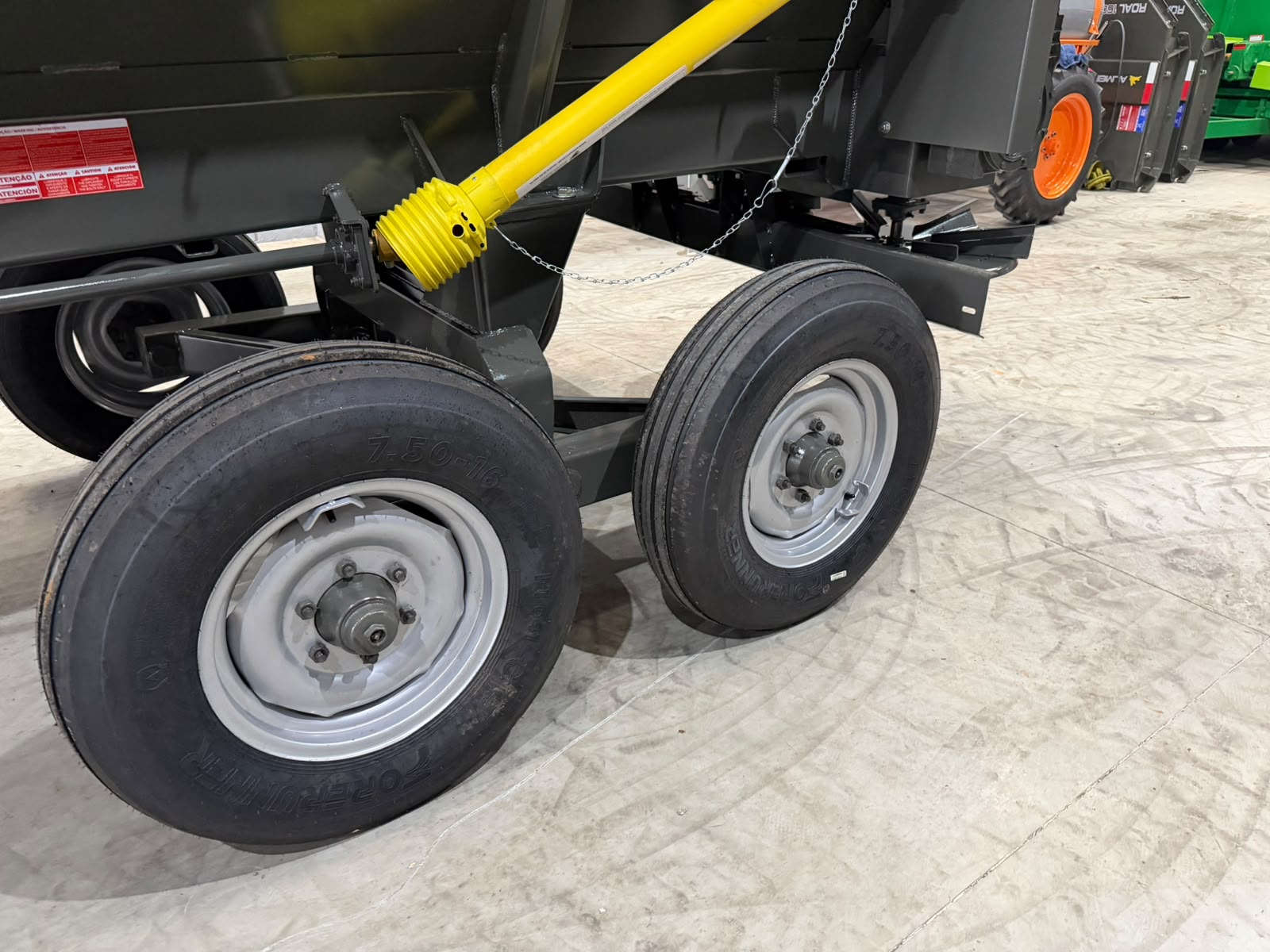 Distribuidor de Calcário, adubo, Fertilizantes e composto orgânico-Marca :Almeida/Pro Teclancer 6.0 para 6.000KG equipamento ( novo) - Imagem 8