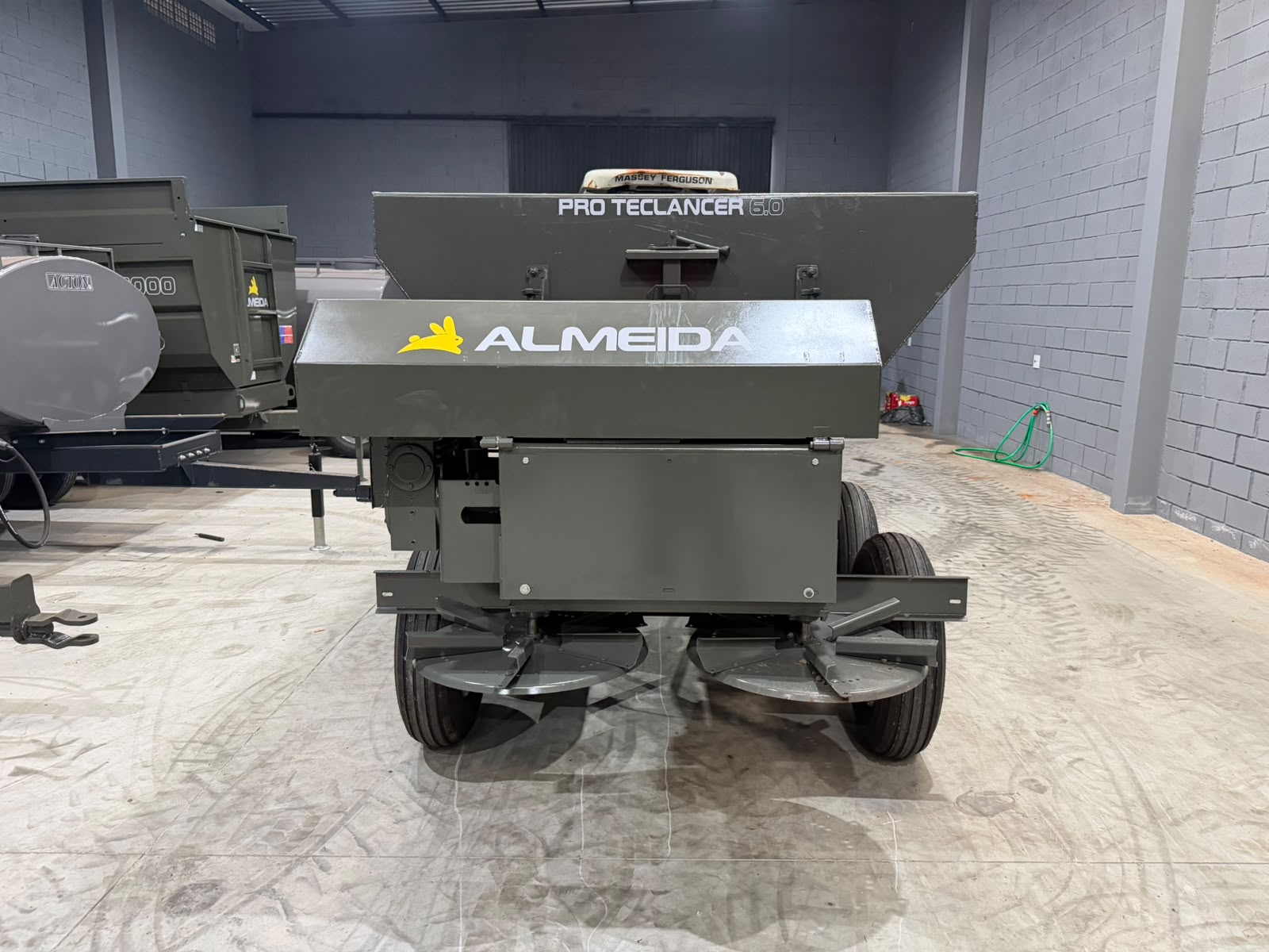 Distribuidor de Calcário, adubo, Fertilizantes e composto orgânico-Marca :Almeida/Pro Teclancer 6.0 para 6.000KG equipamento ( novo) - Imagem 9