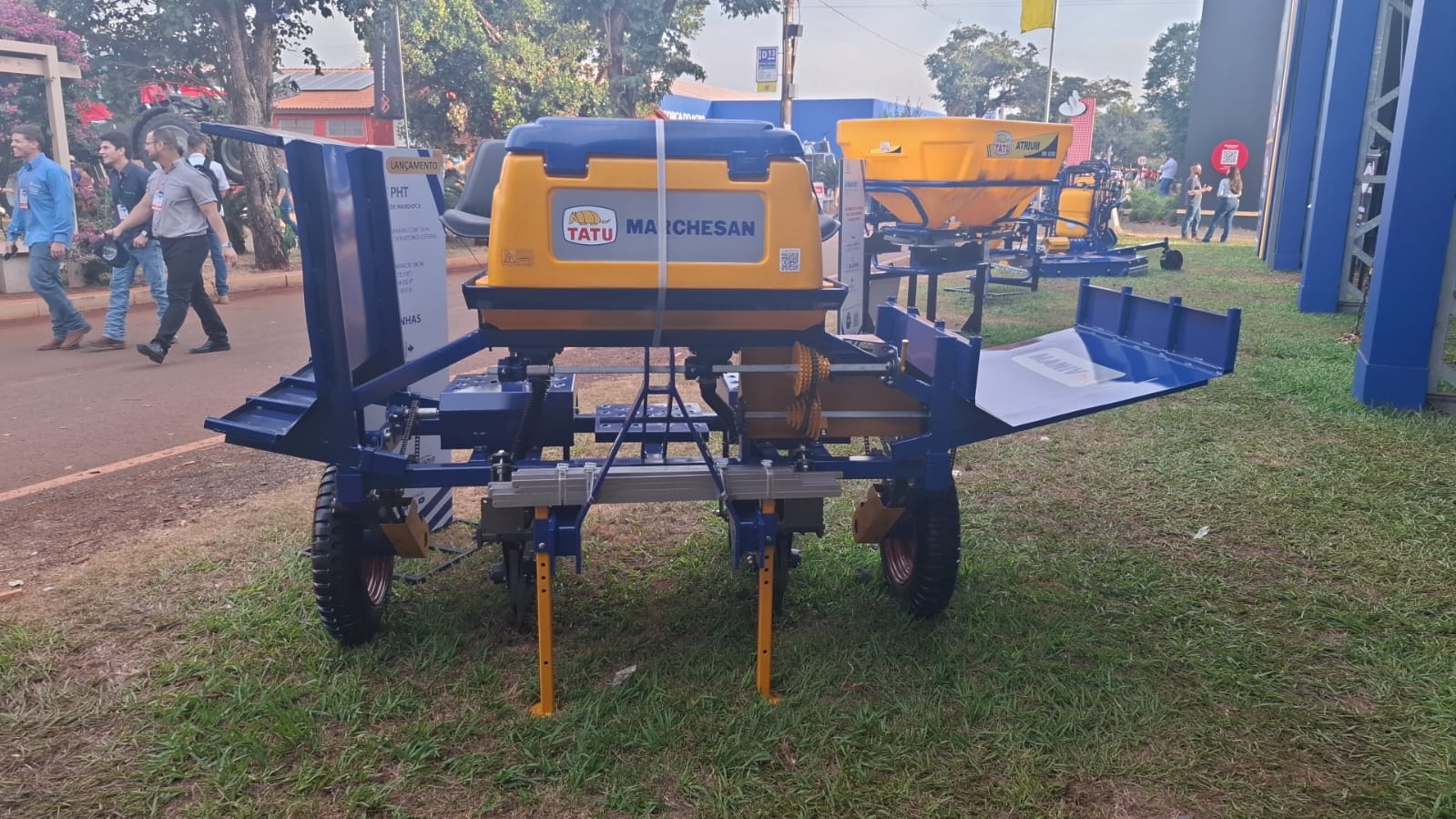 Plantadeira de mandioca hidráulica com adubadeira , Marca: Tatu Modelo: Maniva PHT 2 linhas equipamento (novo)