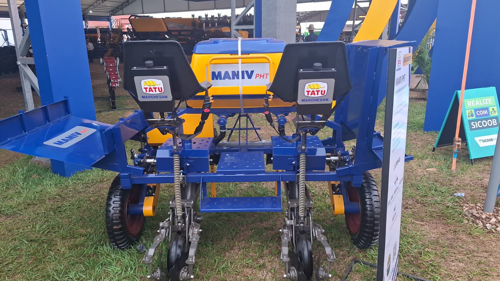 Plantadeira de mandioca hidráulica com adubadeira , Marca: Tatu Modelo: Maniva PHT 2 linhas equipamento (novo) - Imagem 2
