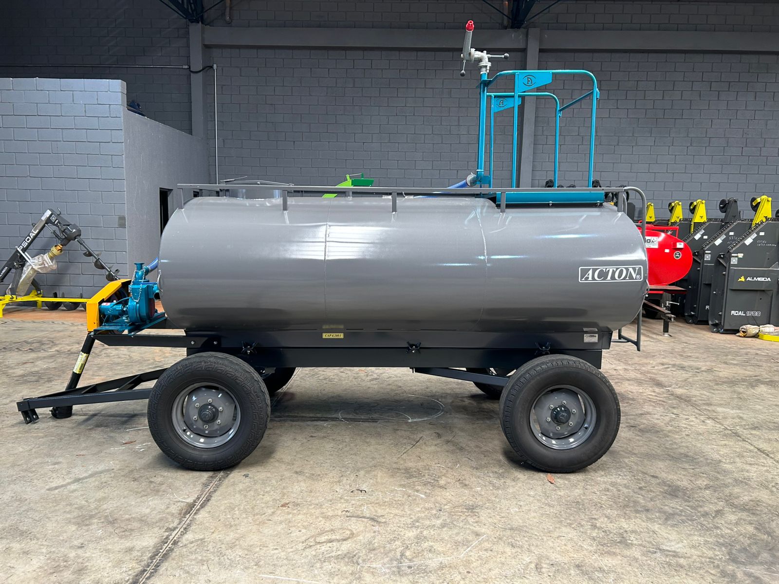 Carreta tanque Agrícola >novo Marca: Acton Modelo: CT4200 com capacidade para 4.200 Litros, Equipado com Kit Multitarefa Andrade TASP 51 e Plataforma contra Incêndio