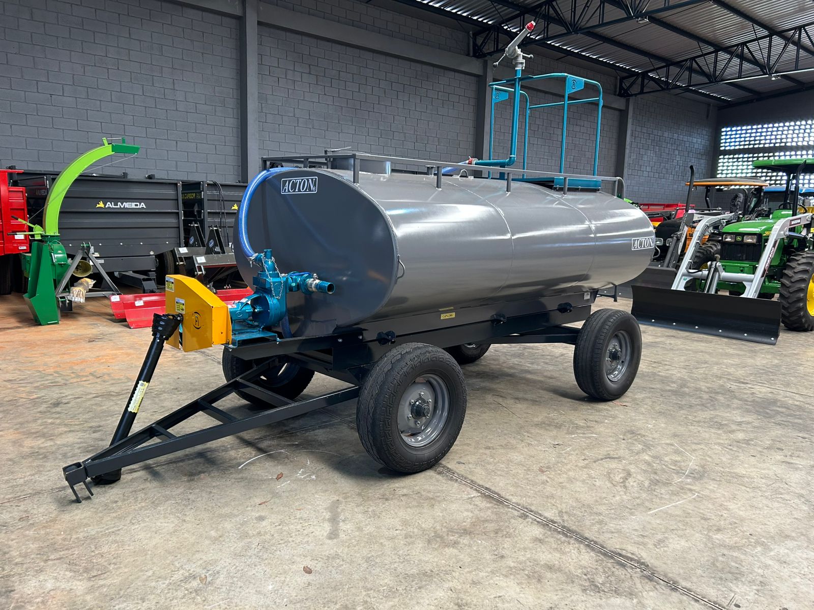 Carreta tanque Agrícola >novo Marca: Acton Modelo: CT4200 com capacidade para 4.200 Litros, Equipado com Kit Multitarefa Andrade TASP 51 e Plataforma contra Incêndio - Imagem 2