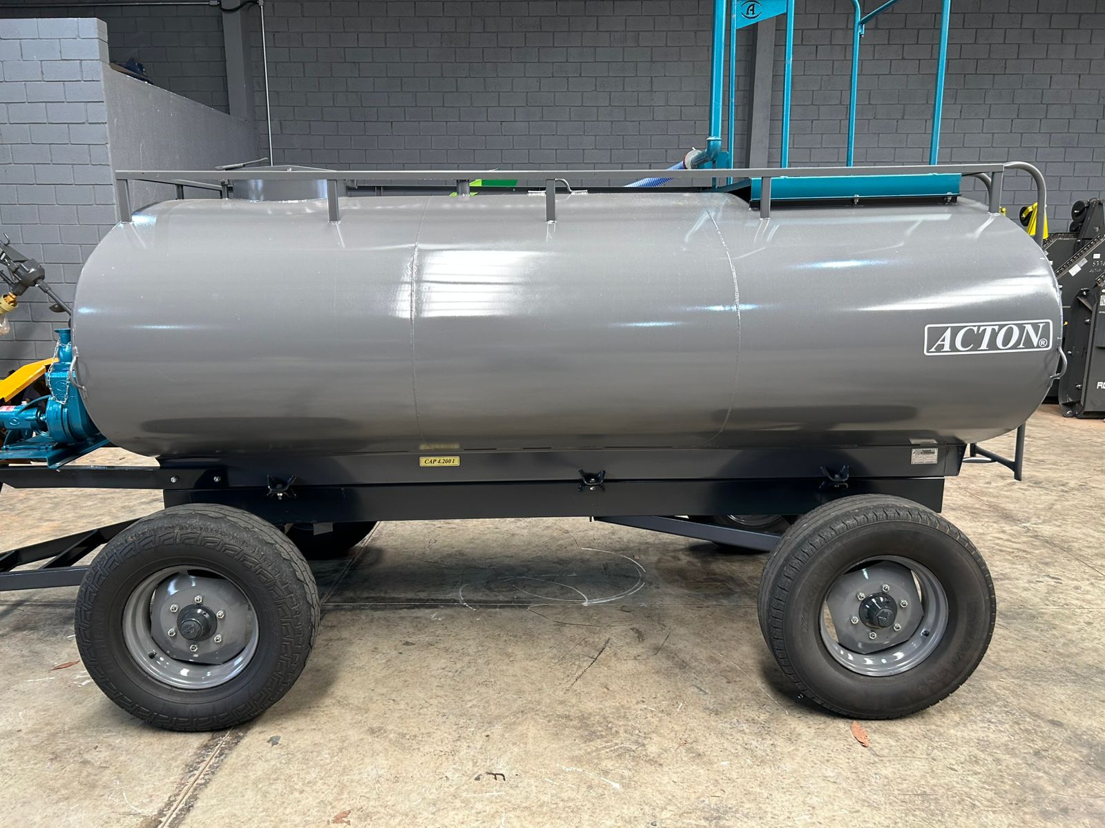 Carreta tanque Agrícola >novo Marca: Acton Modelo: CT4200 com capacidade para 4.200 Litros, Equipado com Kit Multitarefa Andrade TASP 51 e Plataforma contra Incêndio - Imagem 4