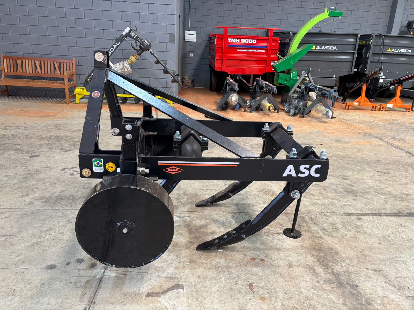 Arado Subsolador Hidráulico >novo Marca: Cimag Modelo: ASC de 3 hastes com roda - Imagem 2