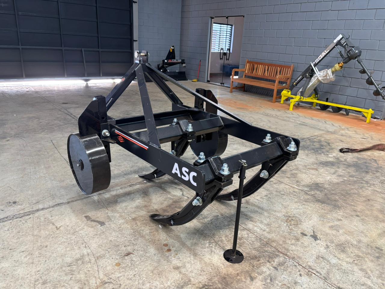 Arado Subsolador Hidráulico >novo Marca: Cimag Modelo: ASC de 3 hastes com roda - Imagem 3