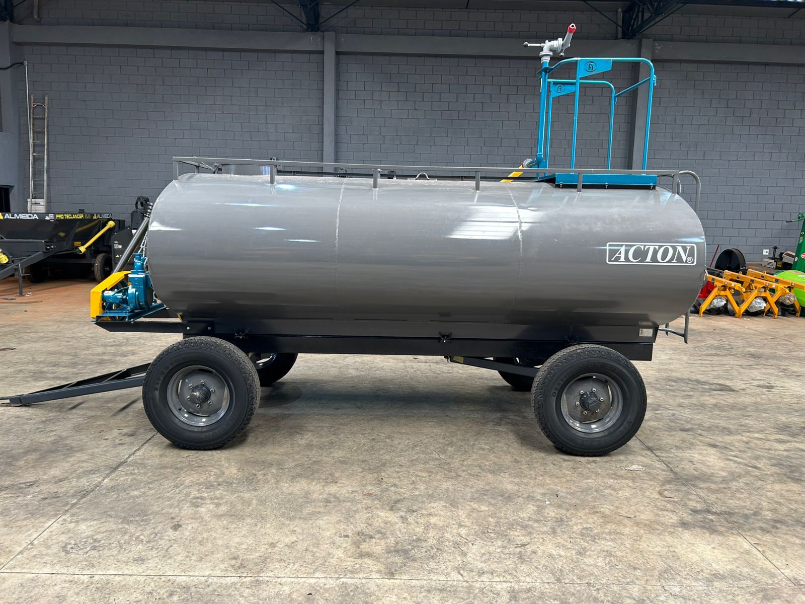 Carreta tanque Agrícola >novo Marca: Acton Modelo: CT6500 com capacidade para 6.500 Litros, Equipado com Kit Multitarefa Andrade TASP 51 Completo e com Plataforma contra Incêndio