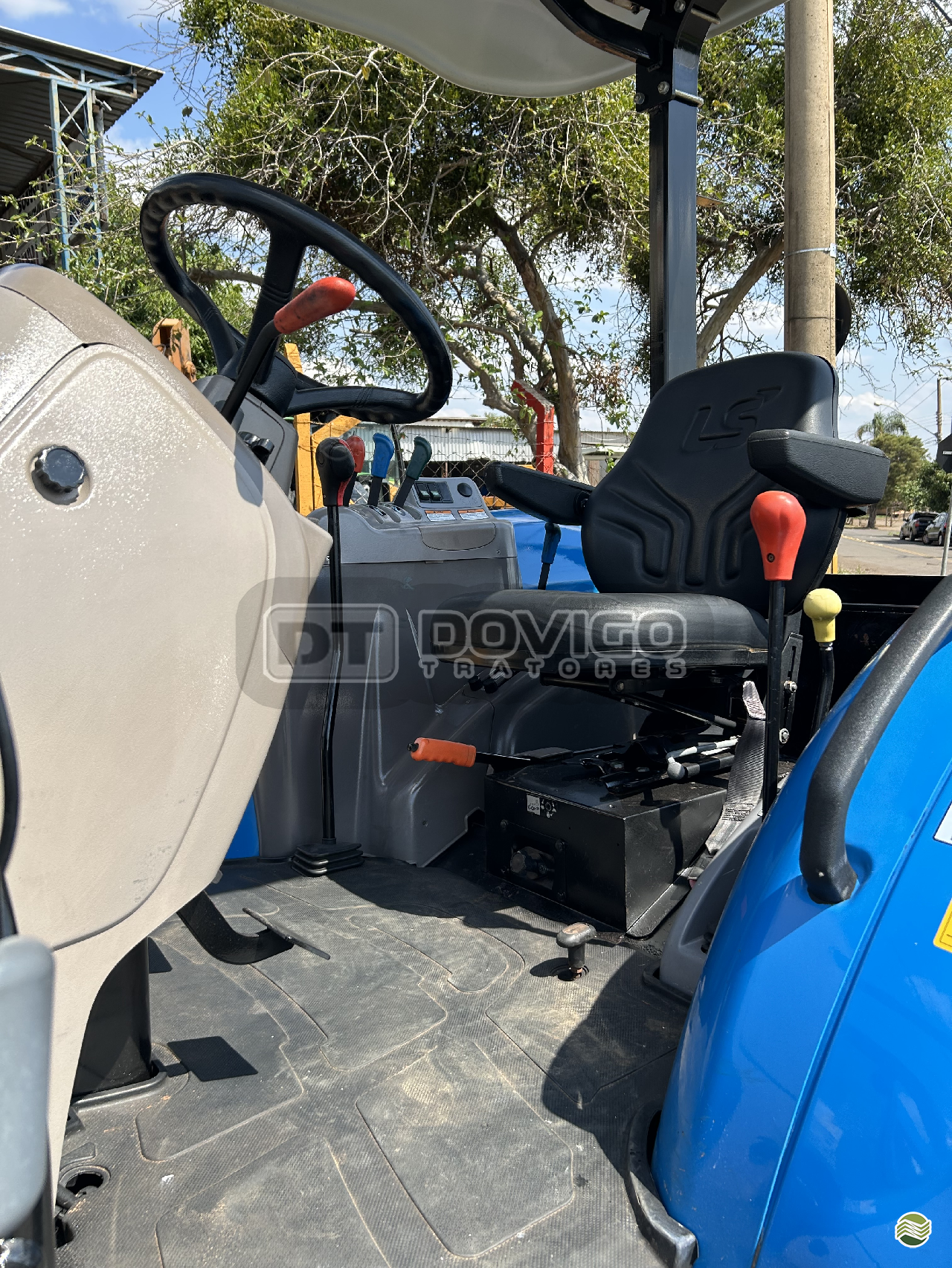 LS Tractor Plus 100 4x4 Ano 2022/2023 com redutor de velocidade e Reversor de marchas - Imagem 23