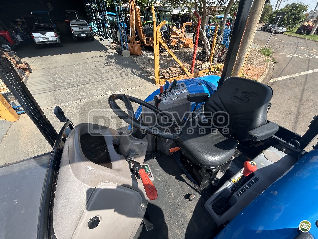 LS Tractor Plus 100 4x4 Ano 2022/2023 com redutor de velocidade e Reversor de marchas - Imagem 24