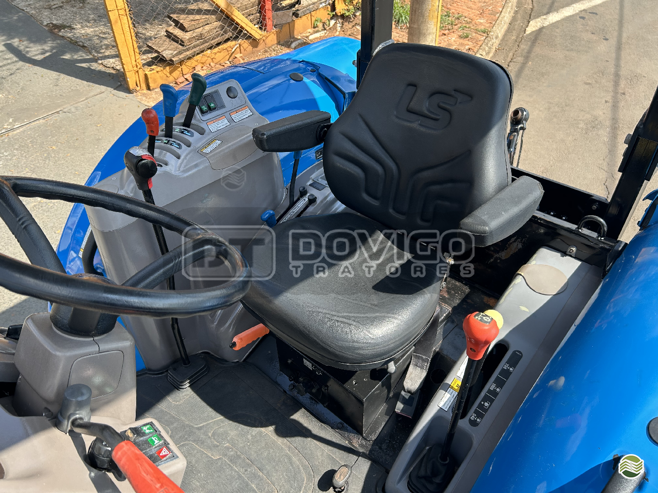 LS Tractor Plus 100 4x4 Ano 2022/2023 com redutor de velocidade e Reversor de marchas - Imagem 25