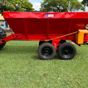 Distribuidor/Calcareadeira Marca: Tatu Modelo: DCCO 7500 com capacidade para 7.500 KG , eixo tandem com 4 pneus