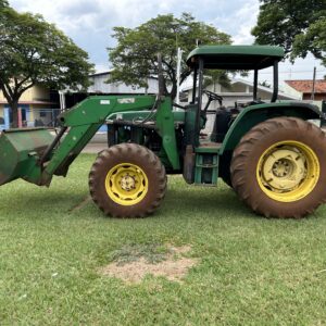 John Deere 6300 4x4 Ano 2000 com conjunto de concha dianteira