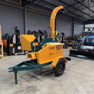 Triturador de Galhos para trator equipamento >(novo) Marca: Pinheiro Modelo: TP 400 com carretinha para transporte acopláveis no trator