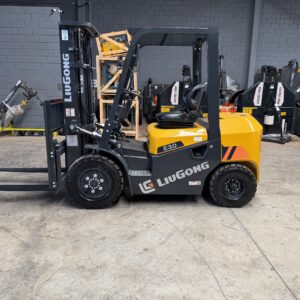 Empilhadeira (nova) Marca: LiuGong Modelo: CPCD 30 serie E, a diesel Triplex capacidade para 3000 KG e elevação de 4700 mm