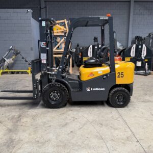 Empilhadeira (nova) Marca: LiuGong Modelo: CPCD 25 A2 a diesel Triplex capacidade para 2.500 KG e elevação de 4700 mm