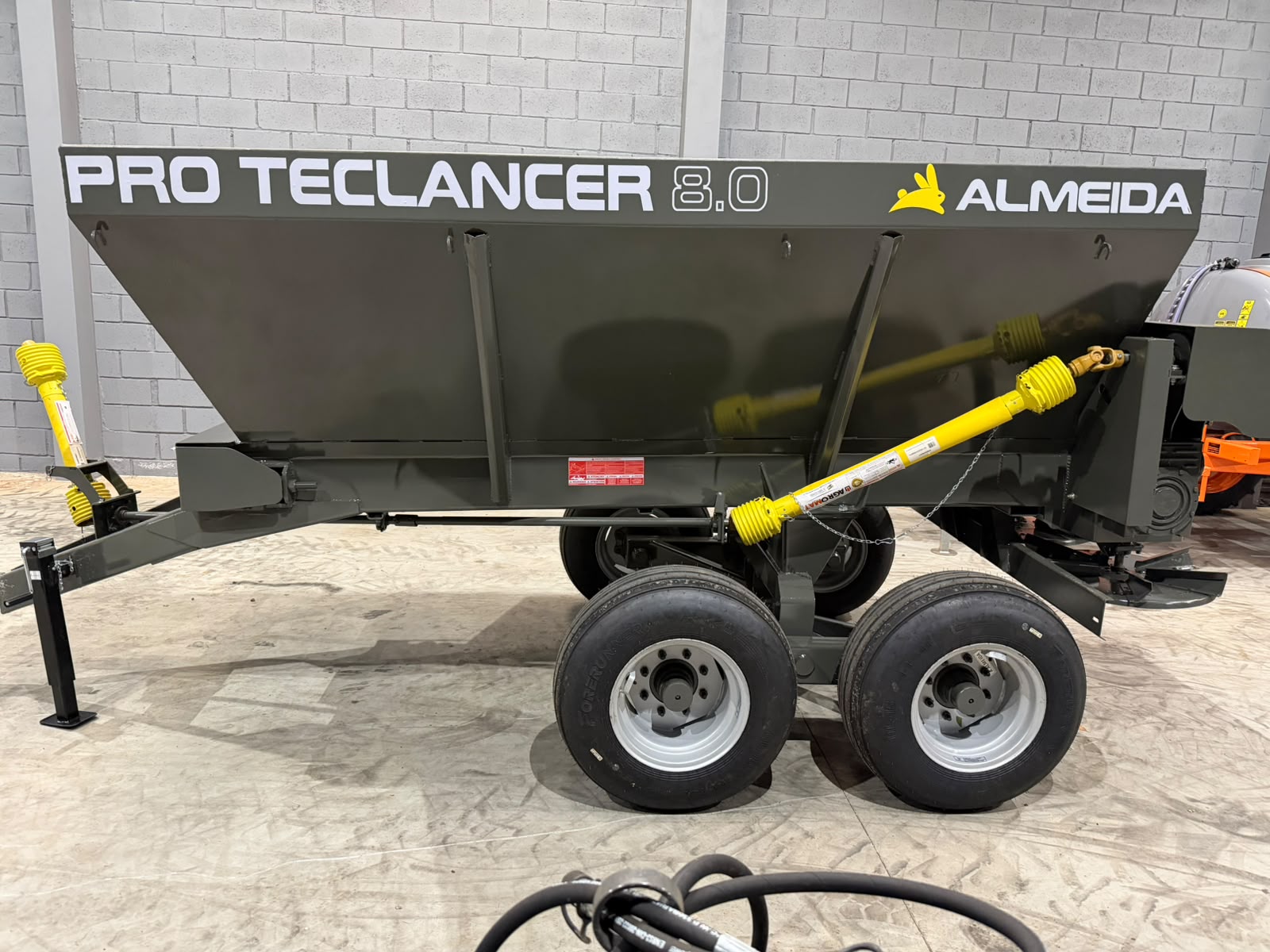 Distribuidor de Calcário, adubo, Fertilizantes e composto orgânico-Marca :Almeida/Pro Teclancer 8.0 para 8.000KG equipamento ( novo)