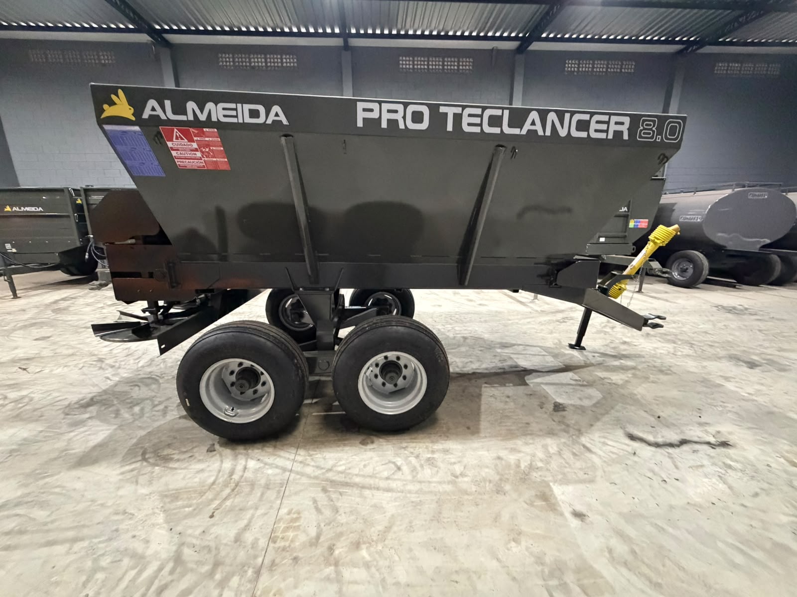 Distribuidor de Calcário, adubo, Fertilizantes e composto orgânico-Marca :Almeida/Pro Teclancer 8.0 para 8.000KG equipamento ( novo) - Imagem 10