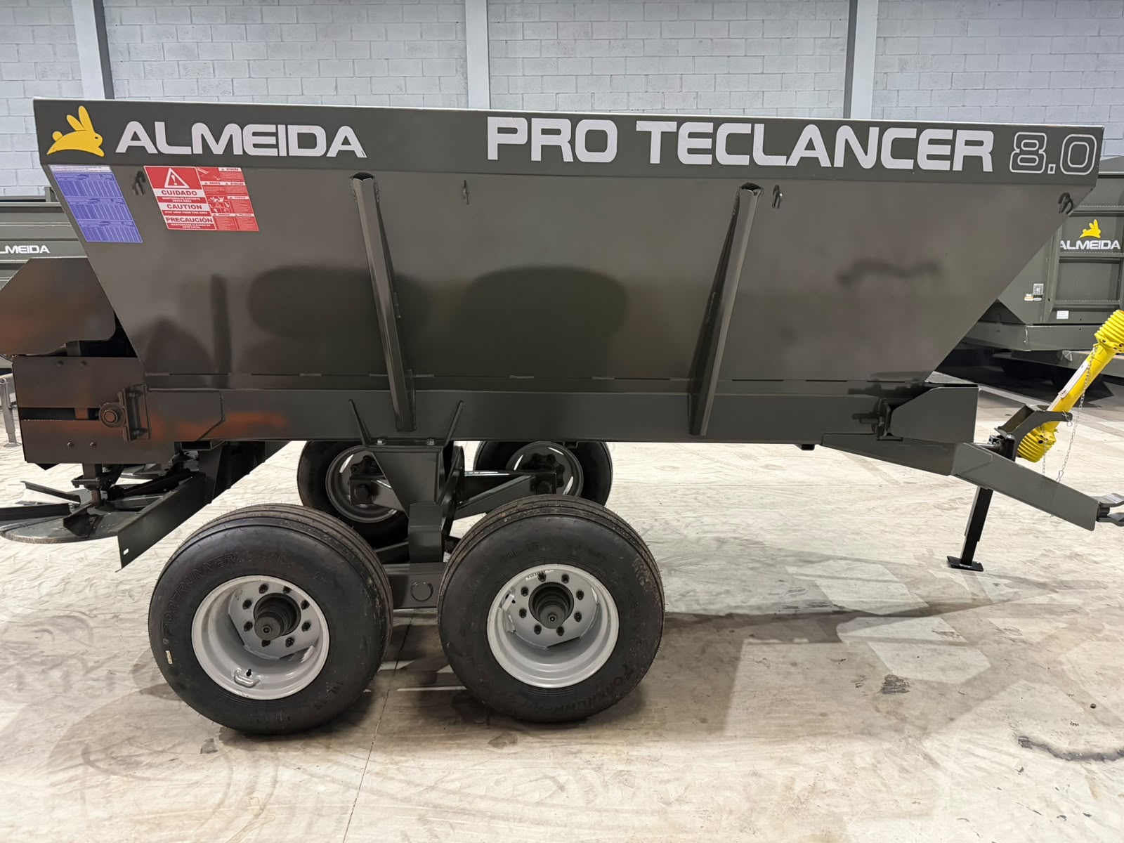 Distribuidor de Calcário, adubo, Fertilizantes e composto orgânico-Marca :Almeida/Pro Teclancer 8.0 para 8.000KG equipamento ( novo) - Imagem 11