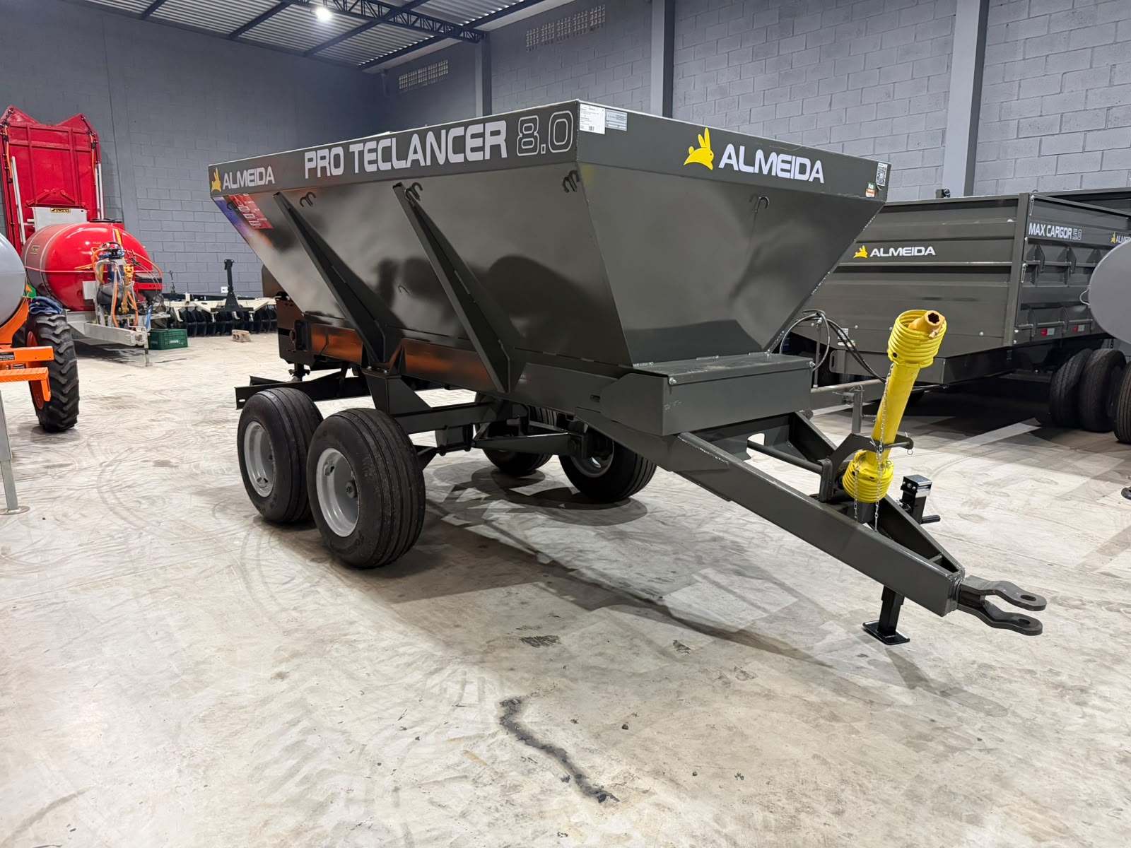 Distribuidor de Calcário, adubo, Fertilizantes e composto orgânico-Marca :Almeida/Pro Teclancer 8.0 para 8.000KG equipamento ( novo) - Imagem 12