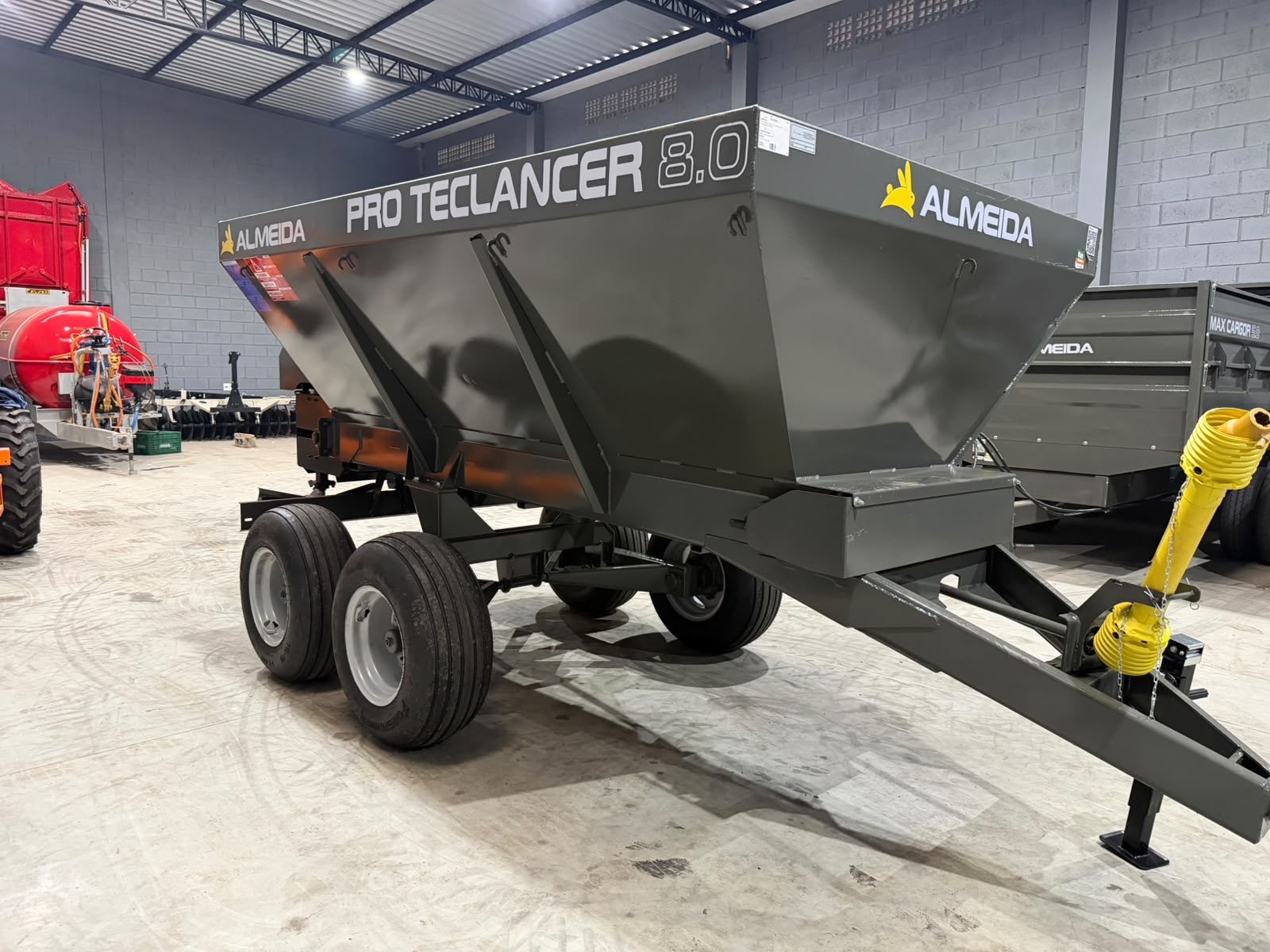 Distribuidor de Calcário, adubo, Fertilizantes e composto orgânico-Marca :Almeida/Pro Teclancer 8.0 para 8.000KG equipamento ( novo) - Imagem 13