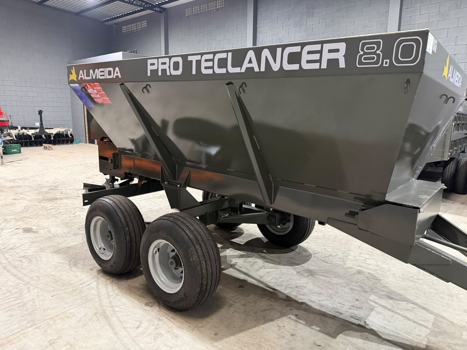 Distribuidor de Calcário, adubo, Fertilizantes e composto orgânico-Marca :Almeida/Pro Teclancer 8.0 para 8.000KG equipamento ( novo) - Imagem 14