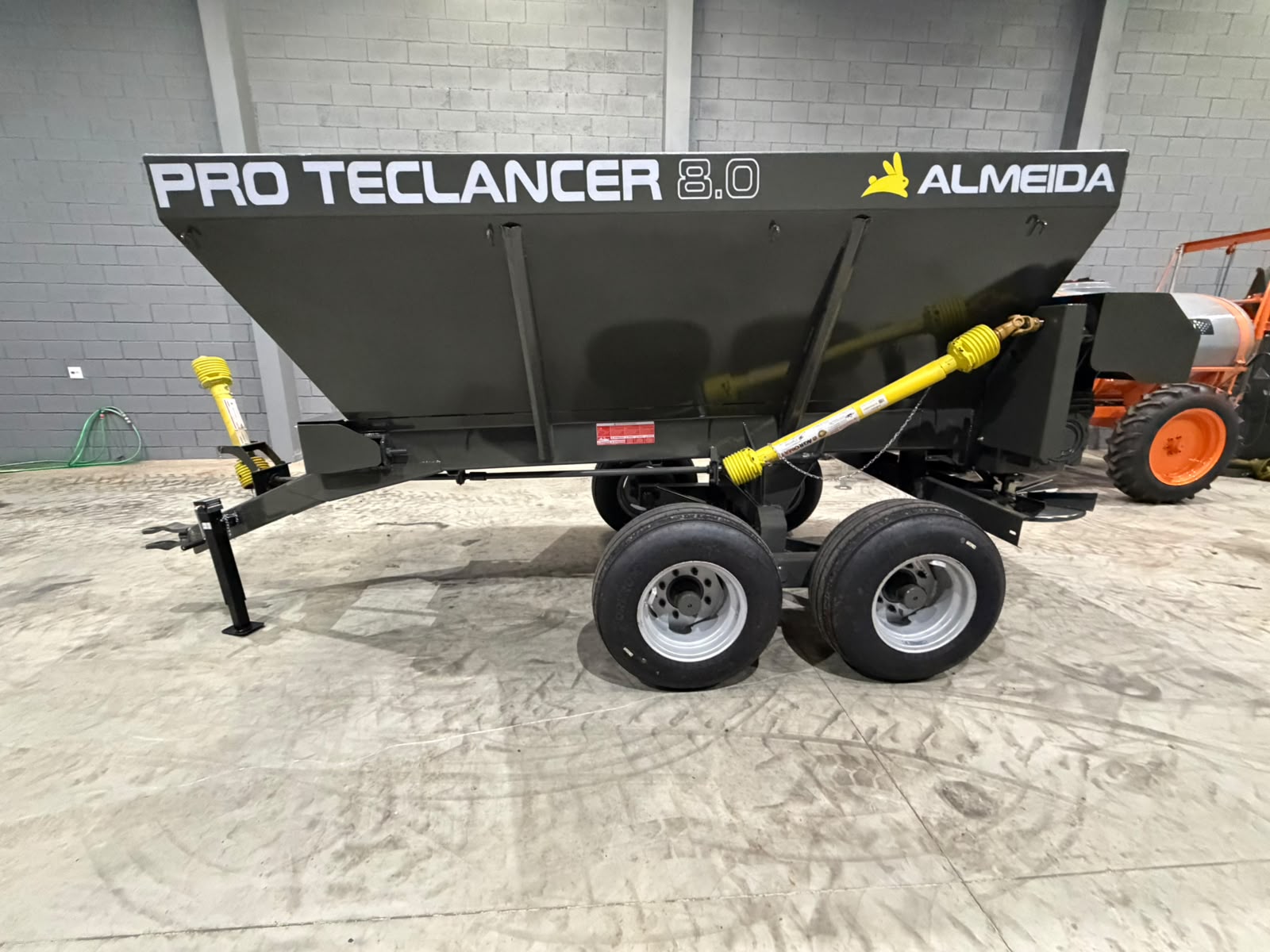 Distribuidor de Calcário, adubo, Fertilizantes e composto orgânico-Marca :Almeida/Pro Teclancer 8.0 para 8.000KG equipamento ( novo) - Imagem 2