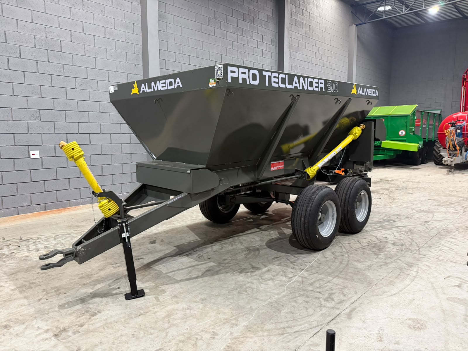 Distribuidor de Calcário, adubo, Fertilizantes e composto orgânico-Marca :Almeida/Pro Teclancer 8.0 para 8.000KG equipamento ( novo) - Imagem 3