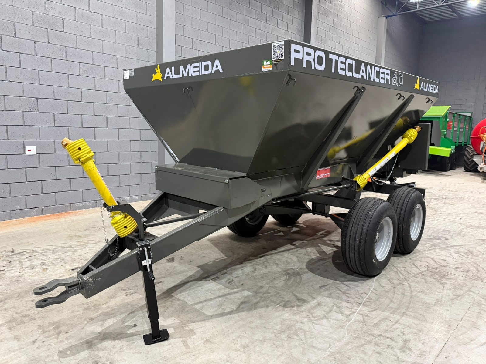 Distribuidor de Calcário, adubo, Fertilizantes e composto orgânico-Marca :Almeida/Pro Teclancer 8.0 para 8.000KG equipamento ( novo) - Imagem 4