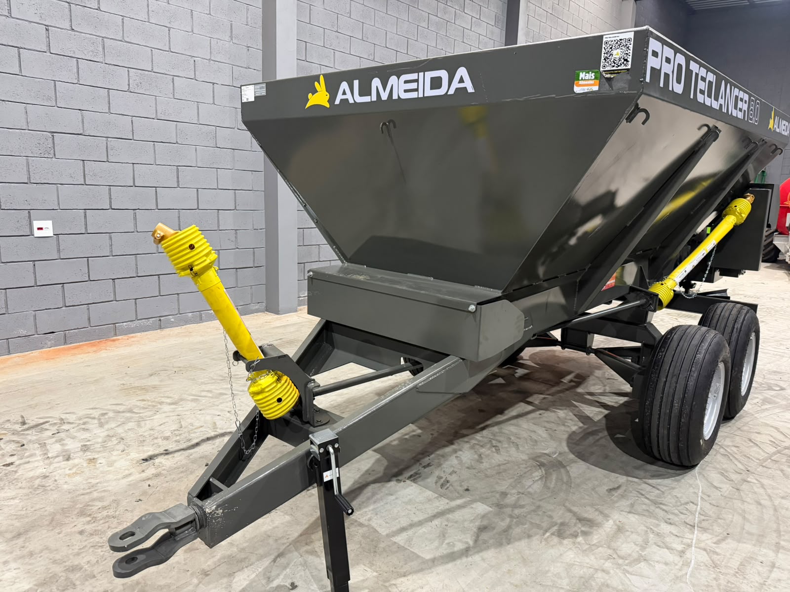 Distribuidor de Calcário, adubo, Fertilizantes e composto orgânico-Marca :Almeida/Pro Teclancer 8.0 para 8.000KG equipamento ( novo) - Imagem 6