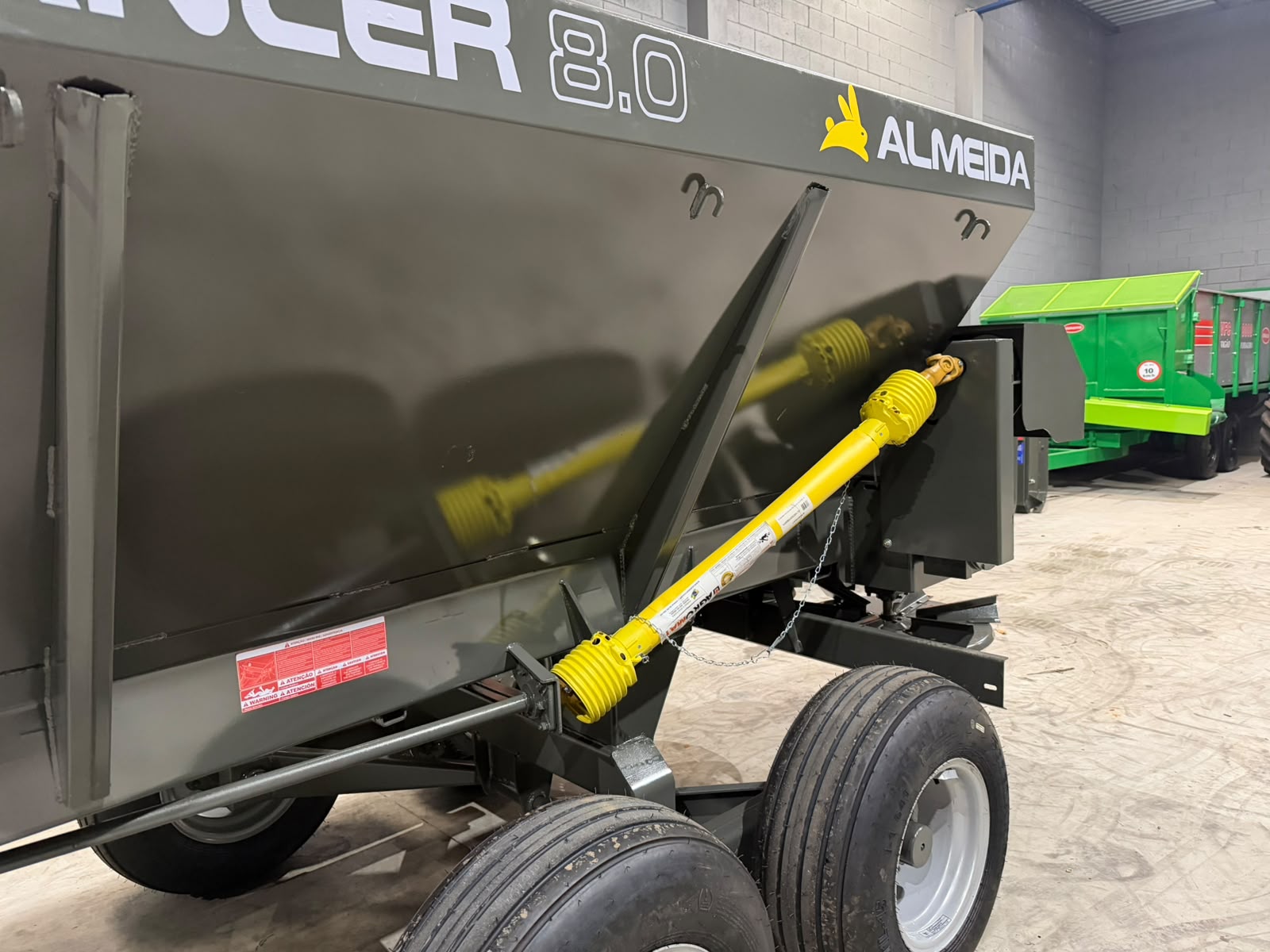 Distribuidor de Calcário, adubo, Fertilizantes e composto orgânico-Marca :Almeida/Pro Teclancer 8.0 para 8.000KG equipamento ( novo) - Imagem 7