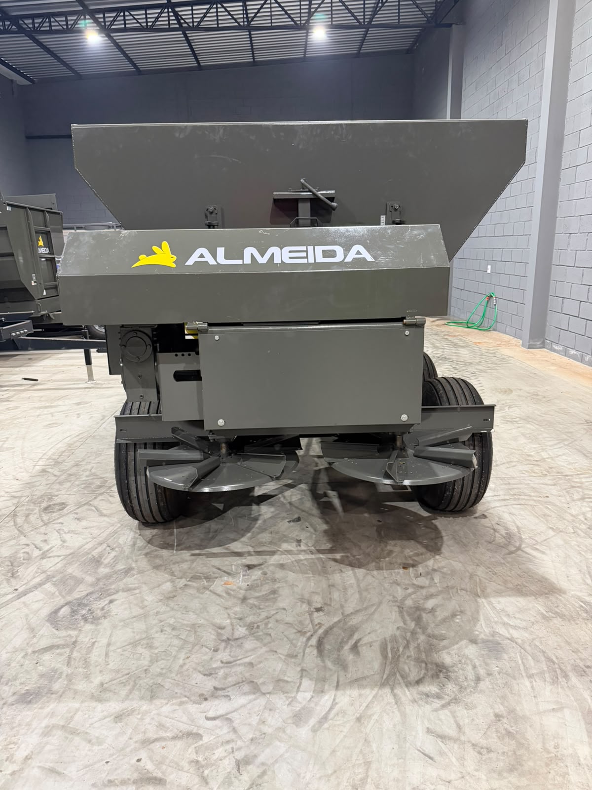 Distribuidor de Calcário, adubo, Fertilizantes e composto orgânico-Marca :Almeida/Pro Teclancer 8.0 para 8.000KG equipamento ( novo) - Imagem 9