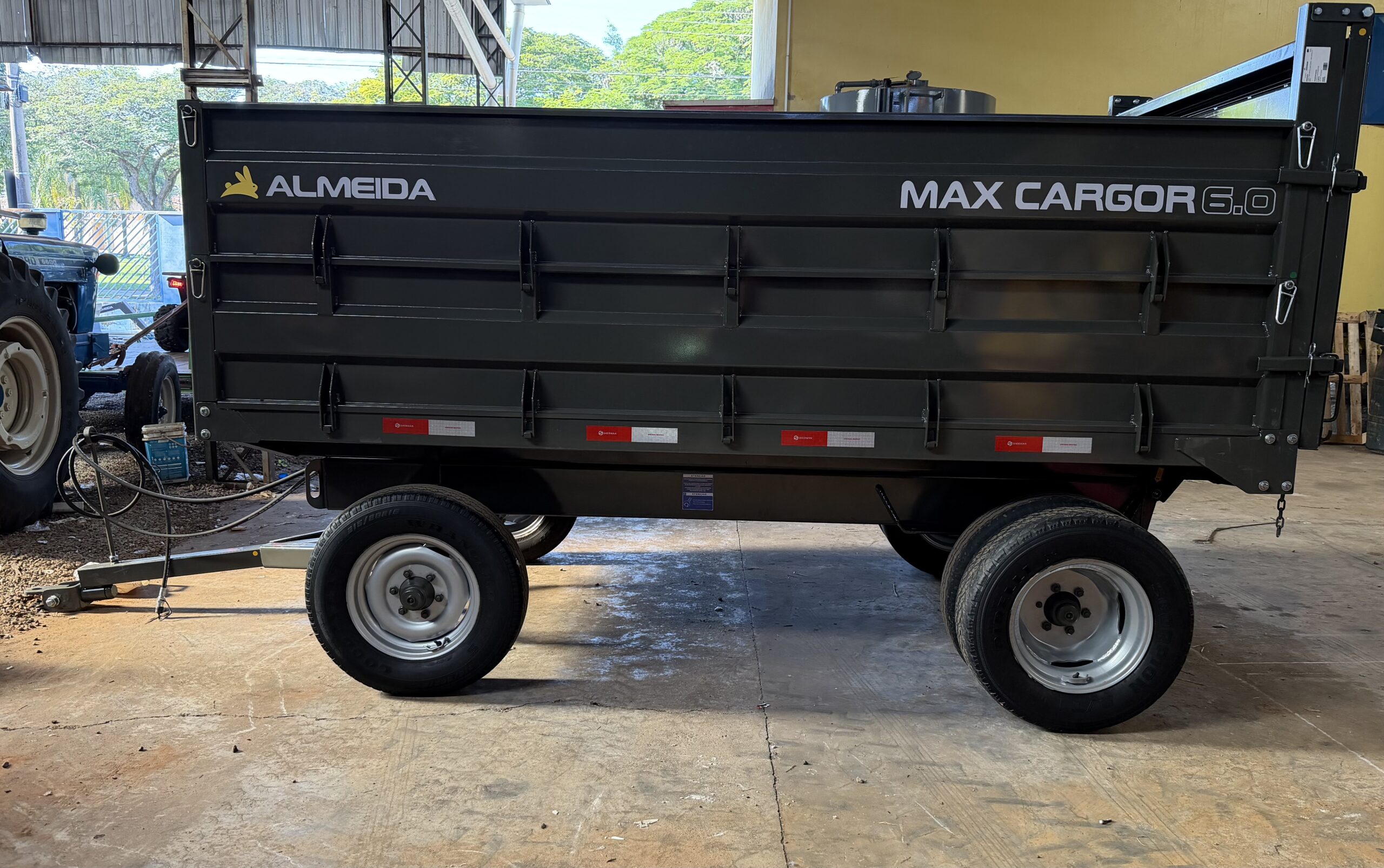 Carreta Agrícola Metálica Marca: Almeida Modelo: MAX CARGOR 6.0 capacidade para 7.2 toneladas e 6 m cúbicos , 2 eixos/6 rodas modelo: Basculante hidráulica no pistão equipamento (novo )