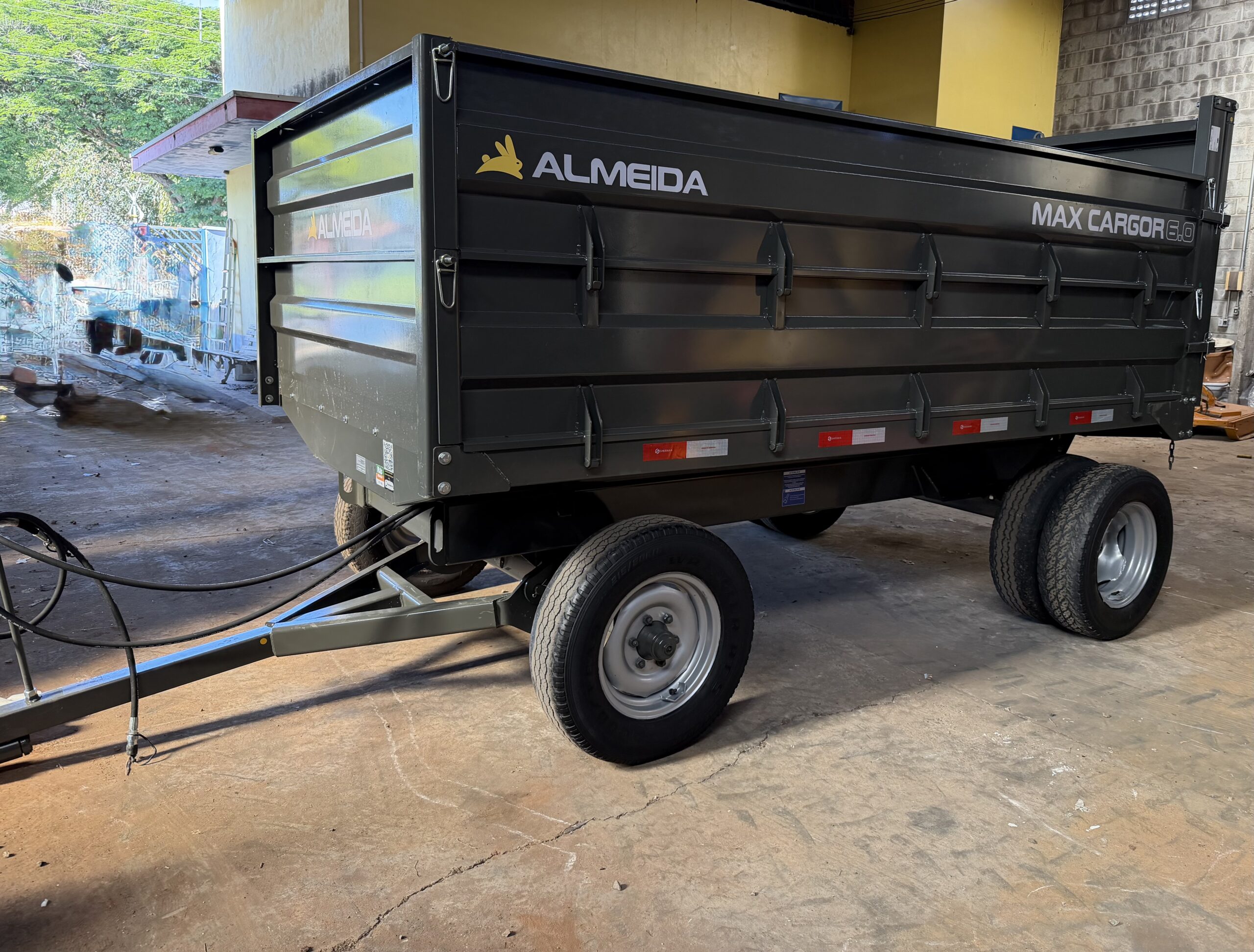 Carreta Agrícola Metálica Marca: Almeida Modelo: MAX CARGOR 6.0 capacidade para 7.2 toneladas e 6 m cúbicos , 2 eixos/6 rodas modelo: Basculante hidráulica no pistão equipamento (novo ) - Imagem 2