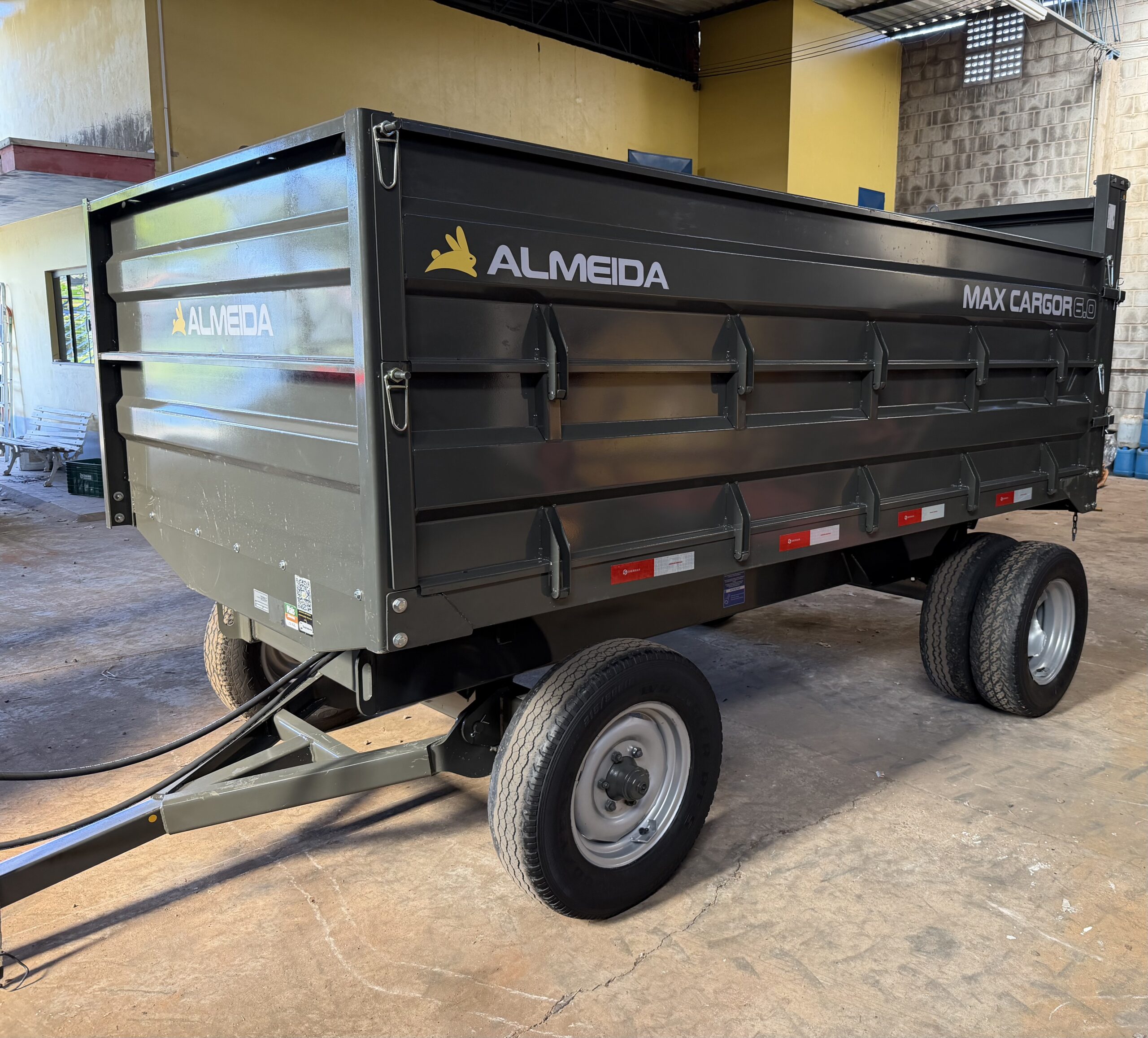Carreta Agrícola Metálica Marca: Almeida Modelo: MAX CARGOR 6.0 capacidade para 7.2 toneladas e 6 m cúbicos , 2 eixos/6 rodas modelo: Basculante hidráulica no pistão equipamento (novo ) - Imagem 3