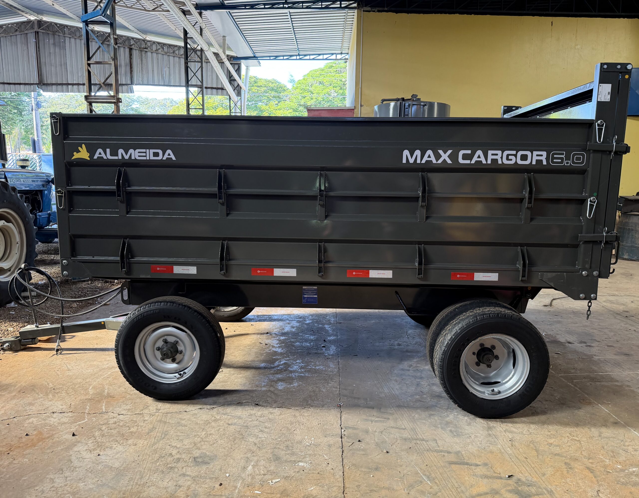 Carreta Agrícola Metálica Marca: Almeida Modelo: MAX CARGOR 6.0 capacidade para 7.2 toneladas e 6 m cúbicos , 2 eixos/6 rodas modelo: Basculante hidráulica no pistão equipamento (novo ) - Imagem 4