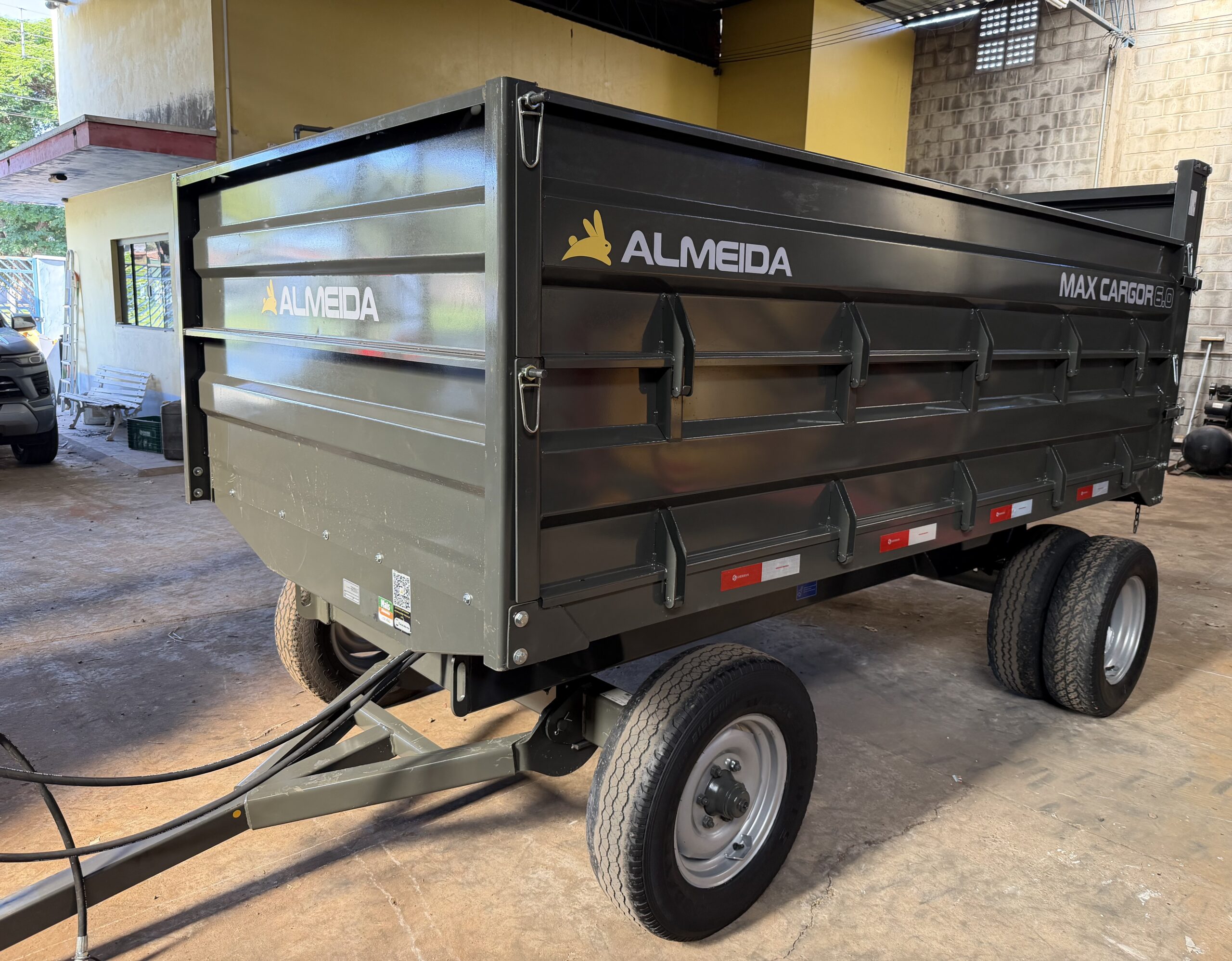 Carreta Agrícola Metálica Marca: Almeida Modelo: MAX CARGOR 6.0 capacidade para 7.2 toneladas e 6 m cúbicos , 2 eixos/6 rodas modelo: Basculante hidráulica no pistão equipamento (novo ) - Imagem 6