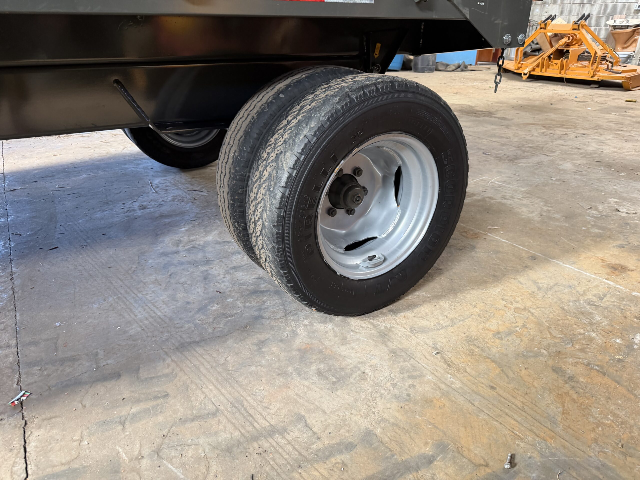 Carreta Agrícola Metálica Marca: Almeida Modelo: MAX CARGOR 6.0 capacidade para 7.2 toneladas e 6 m cúbicos , 2 eixos/6 rodas modelo: Basculante hidráulica no pistão equipamento (novo ) - Imagem 7