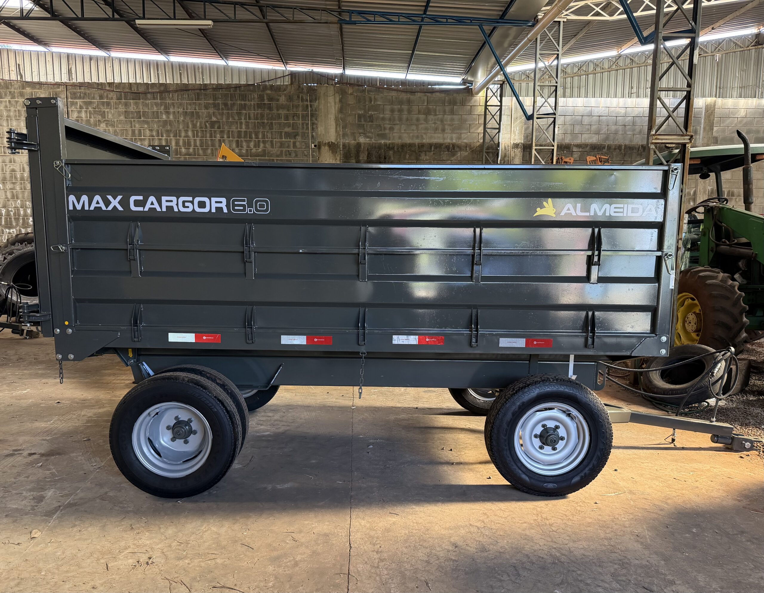 Carreta Agrícola Metálica Marca: Almeida Modelo: MAX CARGOR 6.0 capacidade para 7.2 toneladas e 6 m cúbicos , 2 eixos/6 rodas modelo: Basculante hidráulica no pistão equipamento (novo ) - Imagem 11