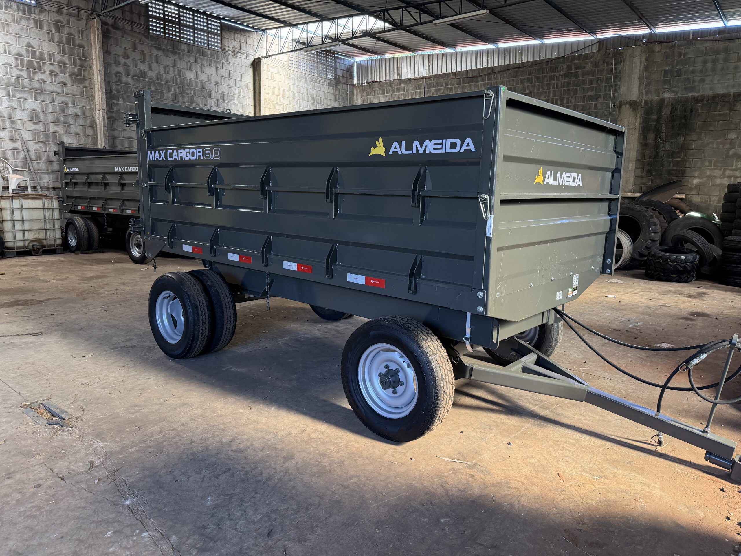Carreta Agrícola Metálica Marca: Almeida Modelo: MAX CARGOR 6.0 capacidade para 7.2 toneladas e 6 m cúbicos , 2 eixos/6 rodas modelo: Basculante hidráulica no pistão equipamento (novo ) - Imagem 14